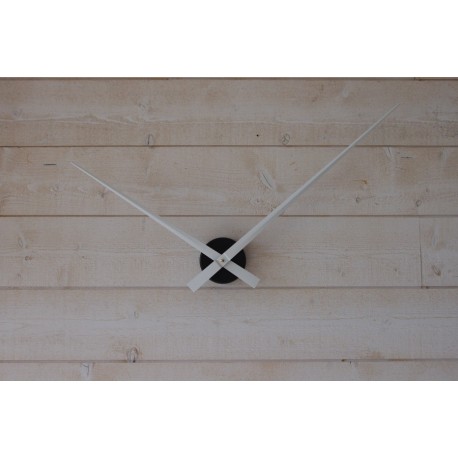 Horloge géante minimaliste avec aiguilles blanches